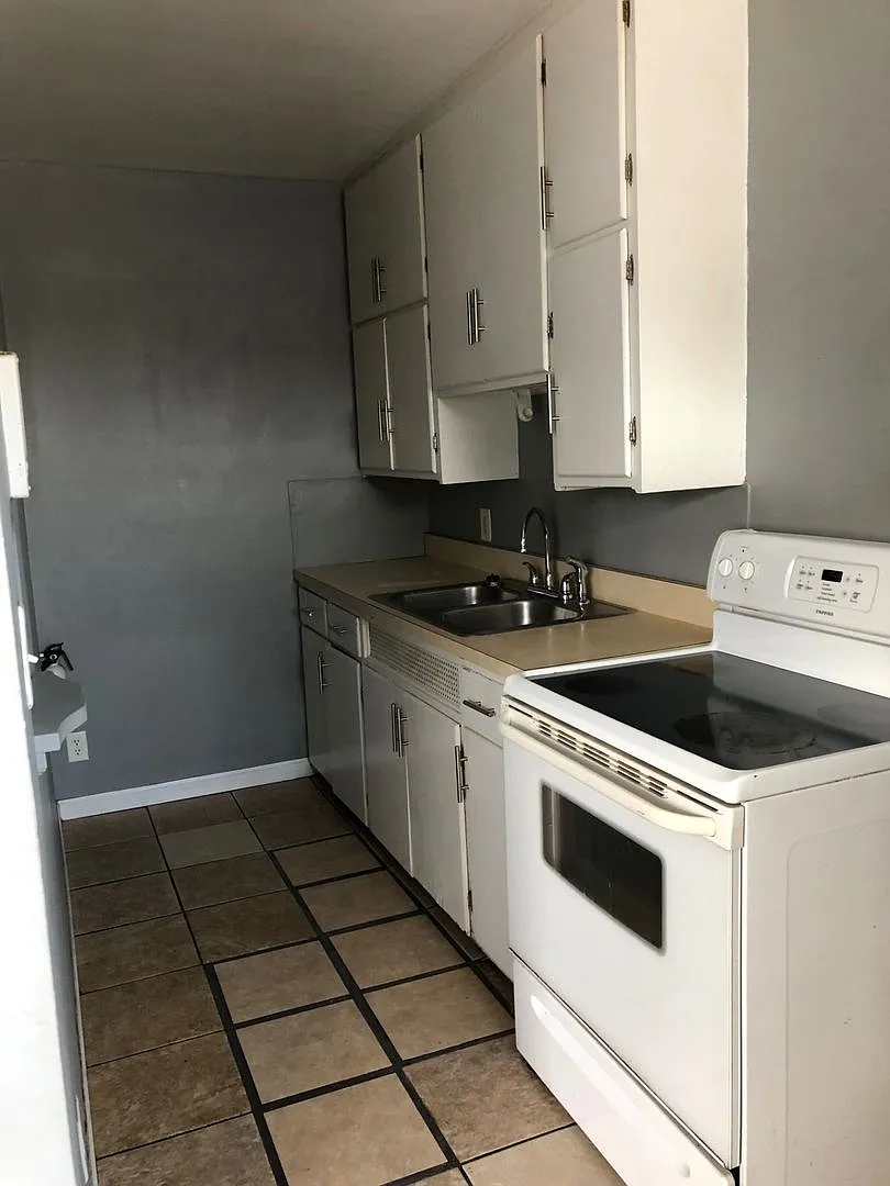 101 W Willow — Photo 4
