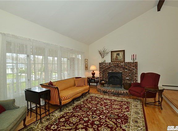 2nd image of 6 Melissa Dr