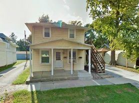 908 N Clinton St, Bloomington, IL