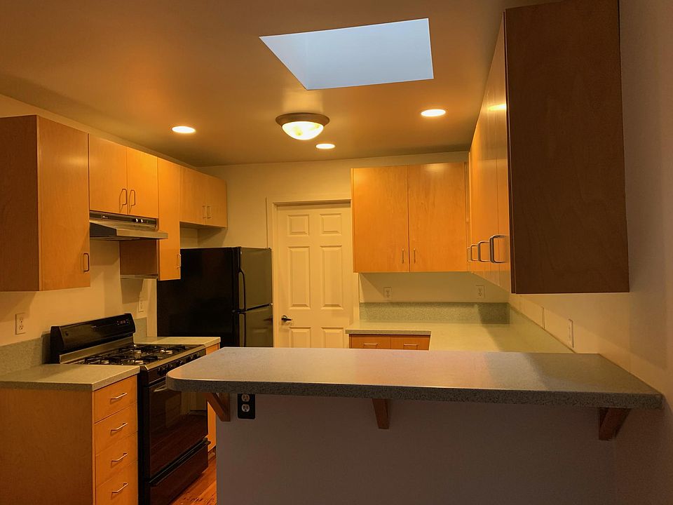 Gas stove/oven, refrigerator and dishwasher.