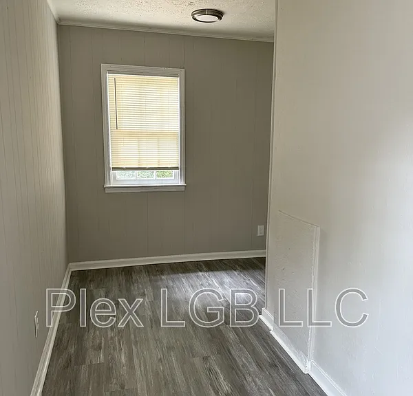 100 Oak Ln — Photo 6