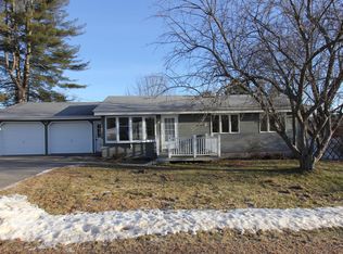 8 Hillmount Dr, Lewiston, ME 04240