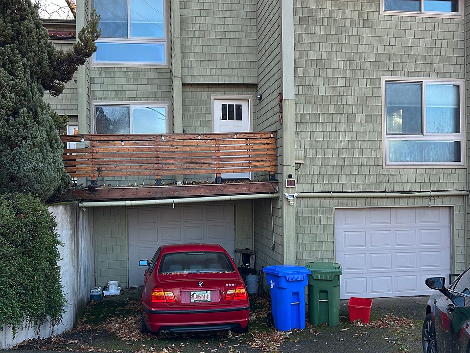 Front view of the duplex. Front view 520 W 27th Ave is the side for rent.