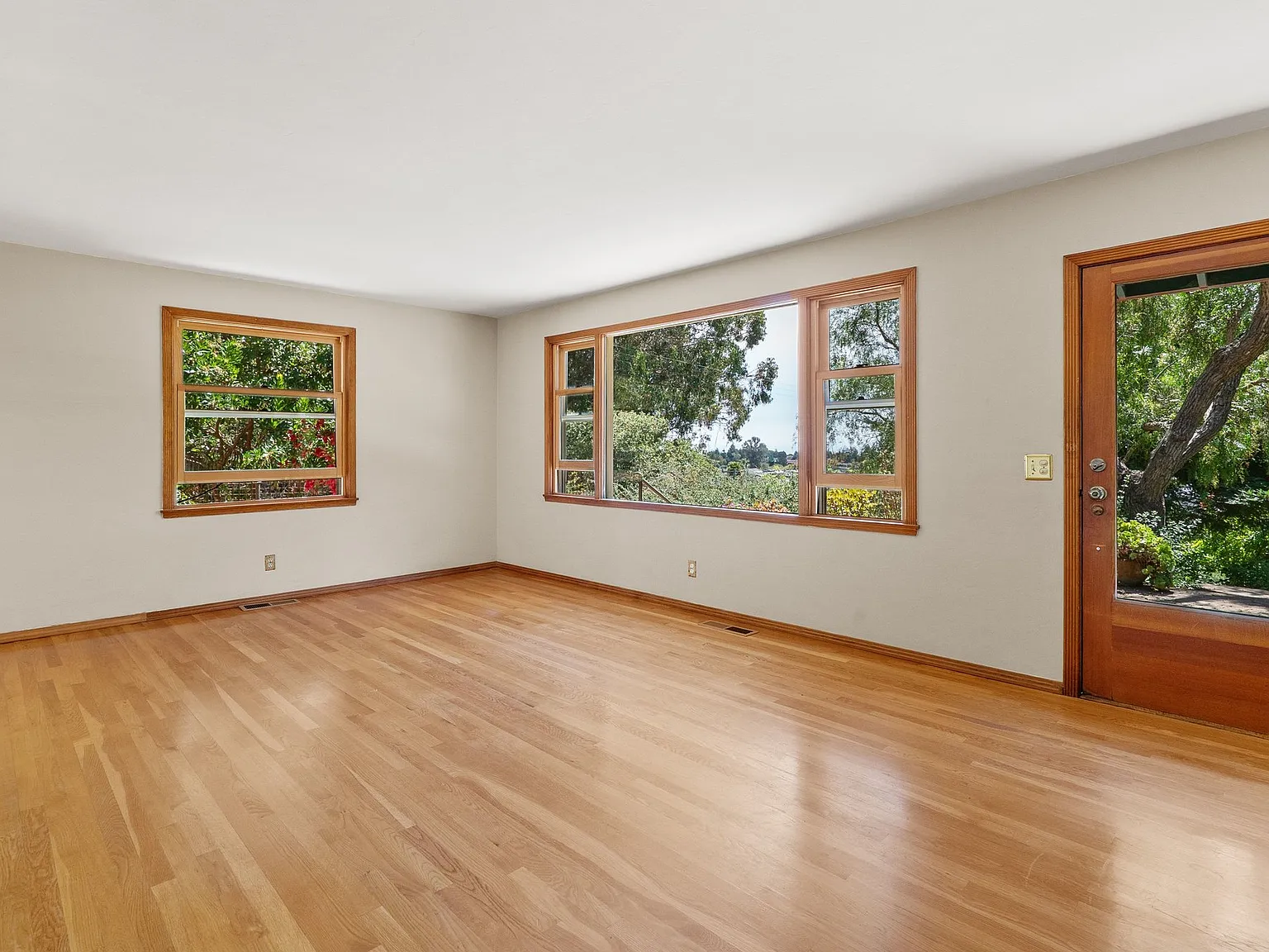 3 bed, 2200 sqft, $6,950 — Photo 4