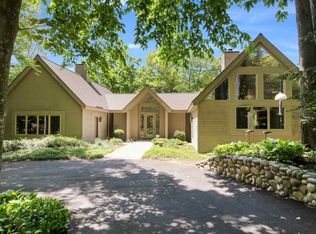 15 Beach Rd, Frankfort, MI 49635