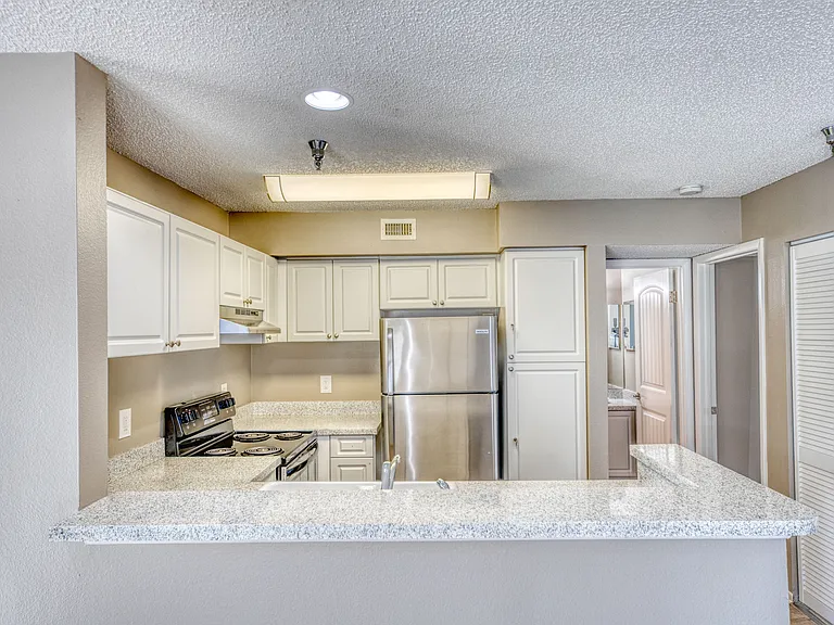 Palm Cove Apartments — Photo 27