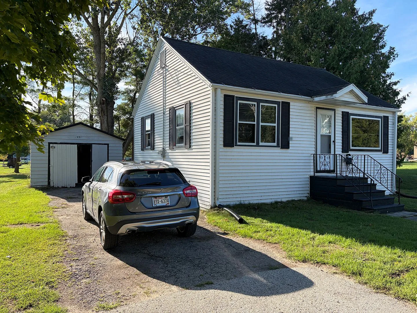 cozy 2 bedroom house with garage — Photo 2
