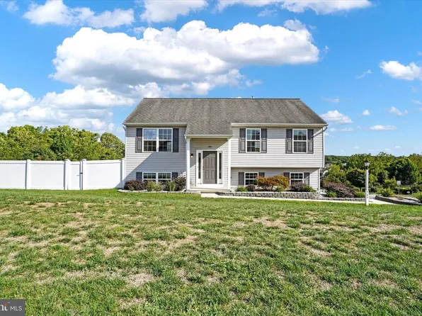 345 Riviera St, Mount Wolf, PA 17347