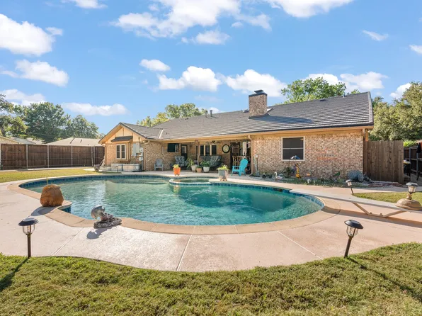 124 Jeannie Ct, Hurst, TX 76054