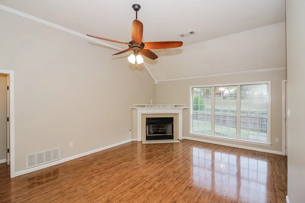 3 bed, 2.0 bath, 1900 sqft, $1,845 — Photo 3