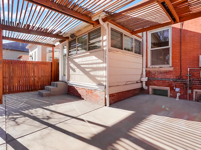 584 N Lafayette St — Photo 18