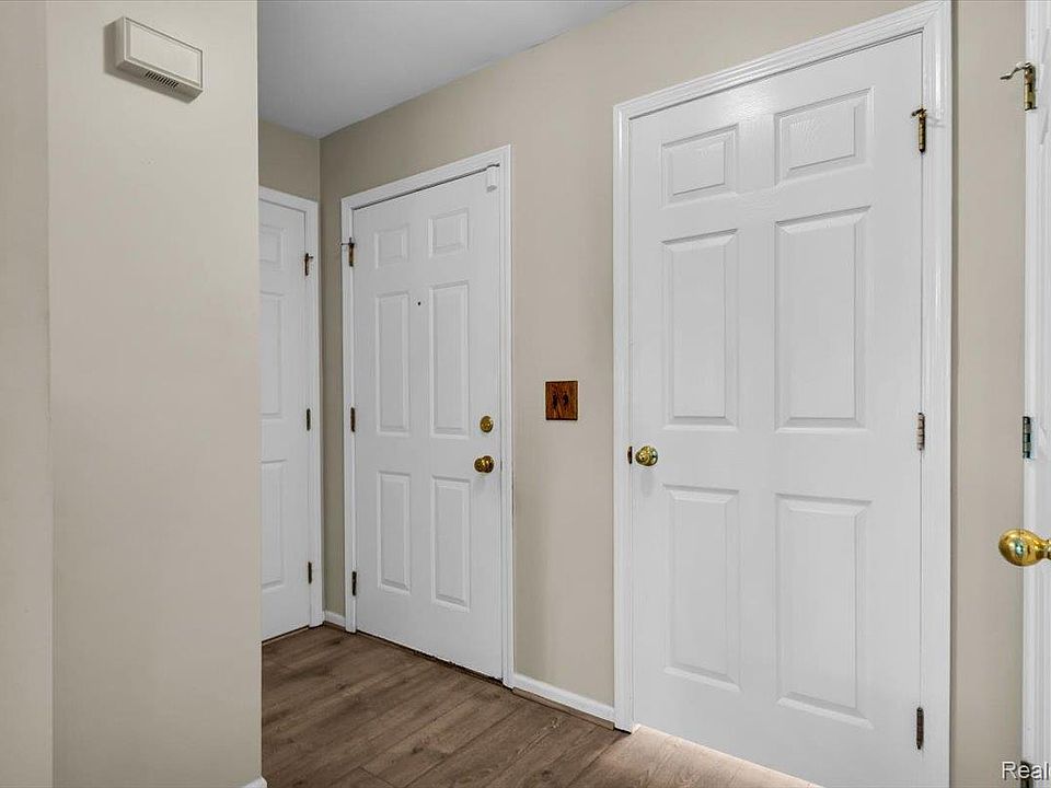 3947 Hunters Cir E, photo 4