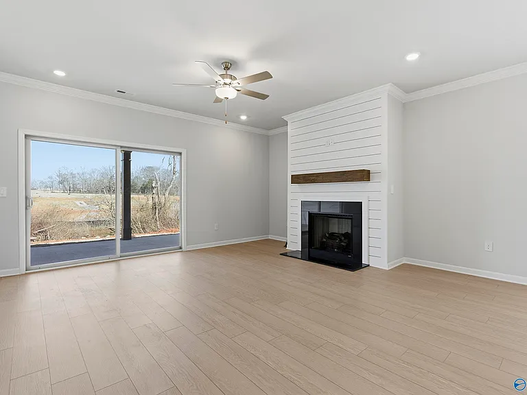 305 Pond Spring Dr — Photo 2