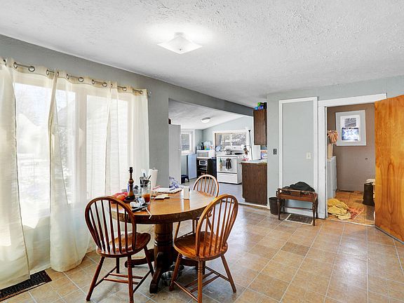 5th image of 610 Burley St