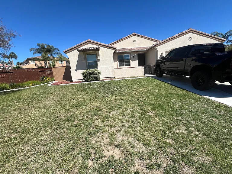 27922 Crescent Ct — Photo 1