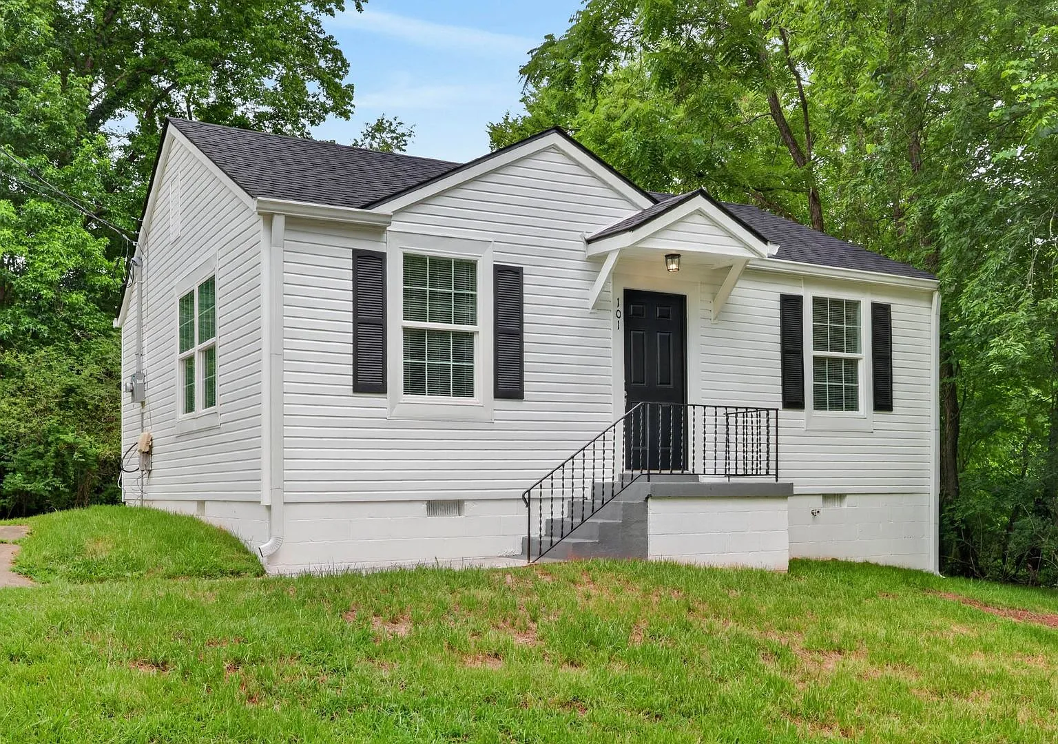 Renovated 2 bedroom home for rent Near Downtown Clarksville! — Photo 3