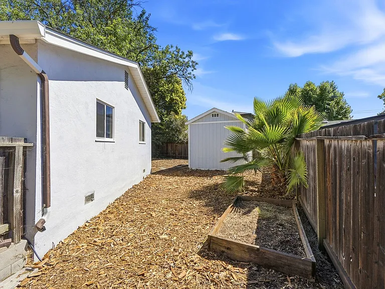 1835 Sandalwood Dr — Photo 24