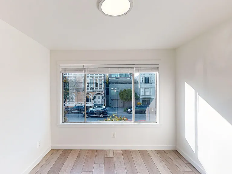 1085 S Van Ness Ave — Photo 3