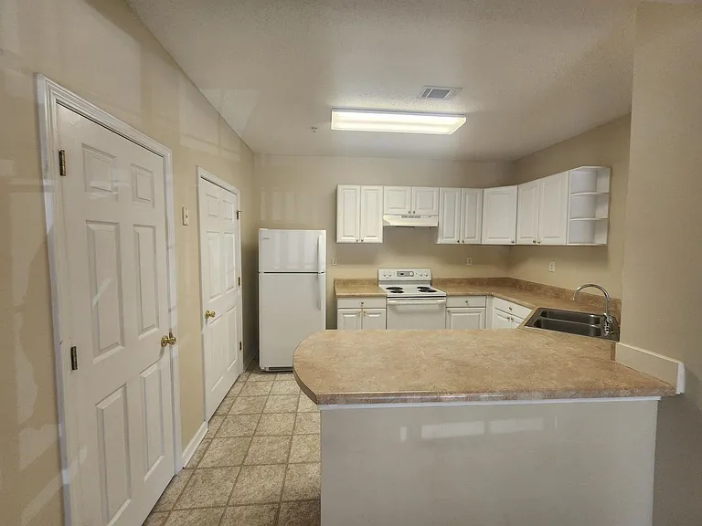 140 Wexford Dr #202 — Photo 1
