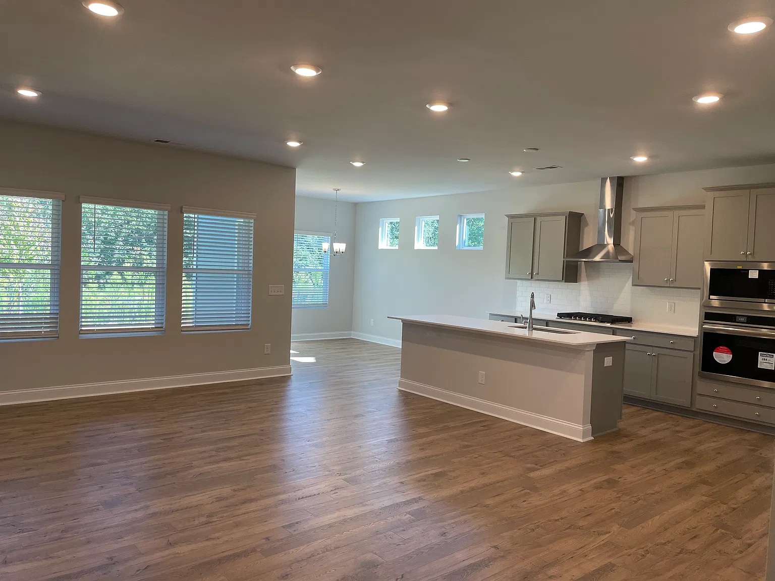 3 bed, 2211 sqft, $2,600 — Photo 3