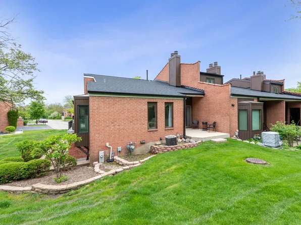 2S570 Patrick Henry Sq Unit 119, Oak Brook, IL 60523