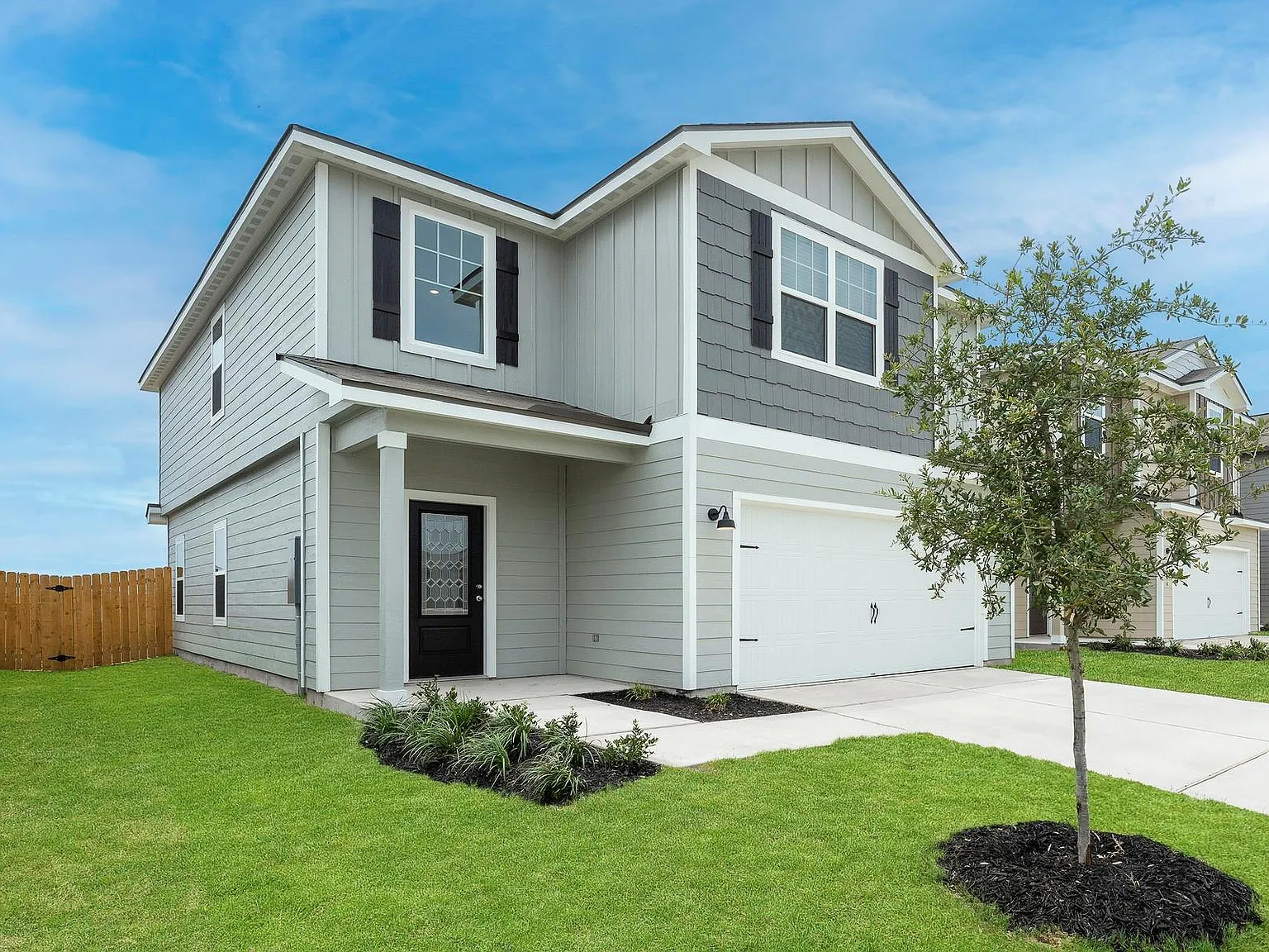 5 bed, 3.5 bath, 2470 sqft, $2,730 — Photo 2