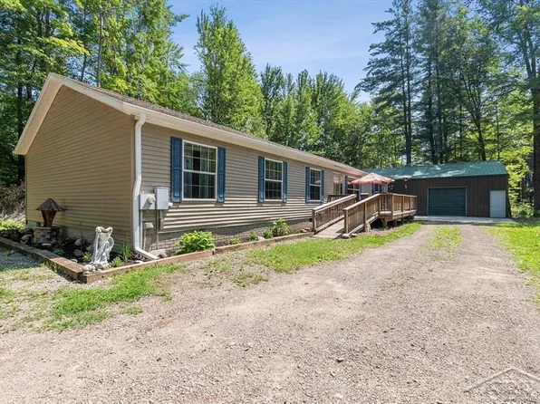 6620 N Sandy Ridge Dr, Hope, MI 48628