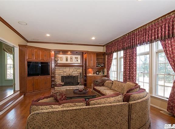 4th image of 9 Saddle Brook Ct