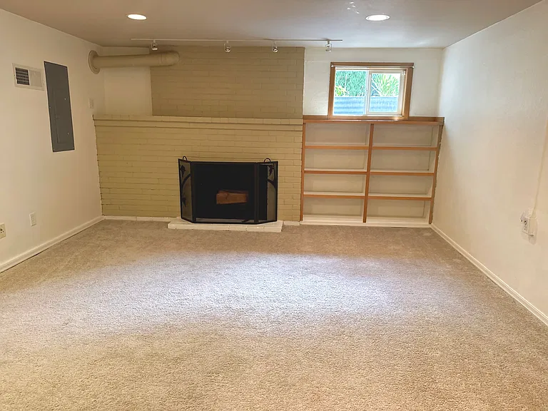Additional recreation/living room (downstairs)