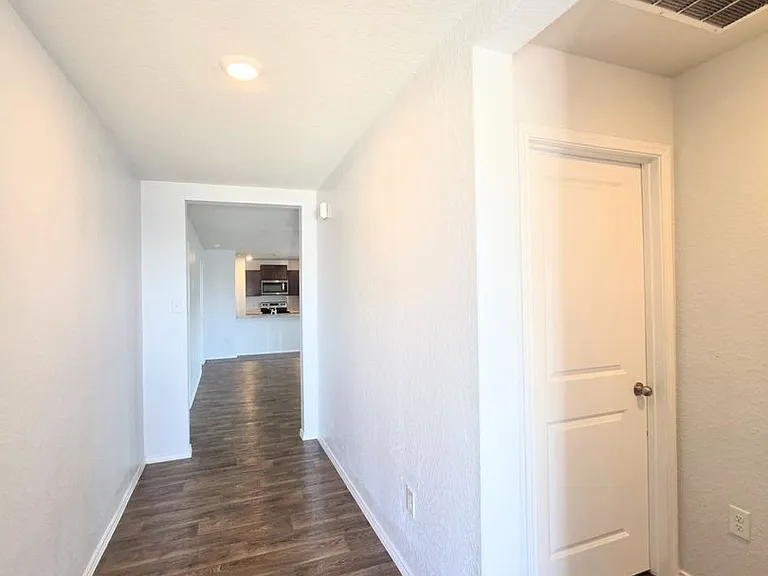 8006 Miranda Cyn — Photo 4