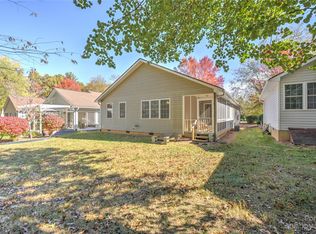 302 Creeks End Cir, Mills River, NC 28759