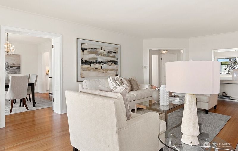 4th image of 2527 Westmont Way W