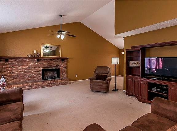 3rd image of 2703 Naples Dr