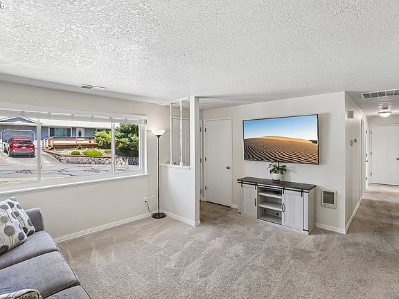 4th image of 14682 SW May Ct