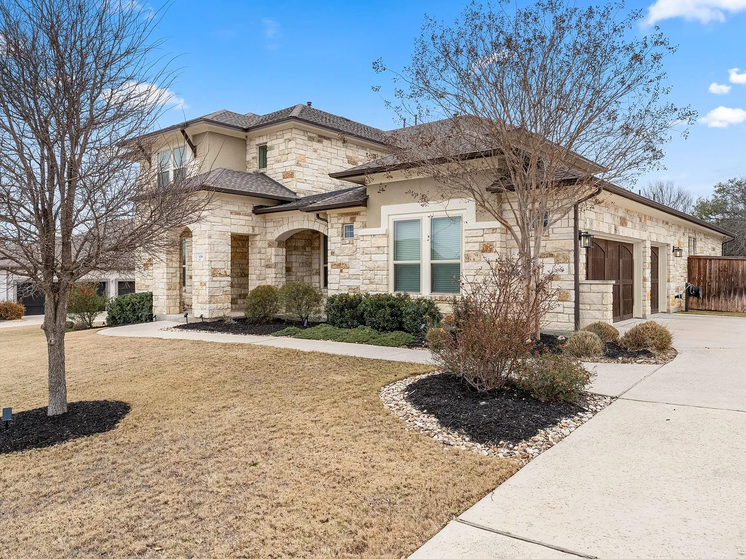 5 bed, 4.5 bath, 4169 sqft, $5,100 — Photo 3