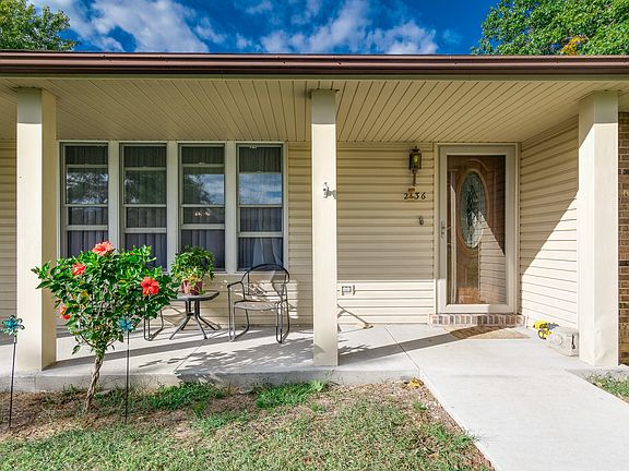 4th image of 2136 Oakridge Dr