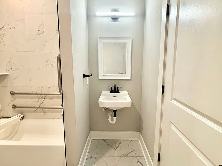 Gorgeous New Diamond St Construction Boasting Luxury Finishes — Photo 32