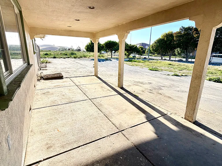 1231 Apricot Ln — Photo 2