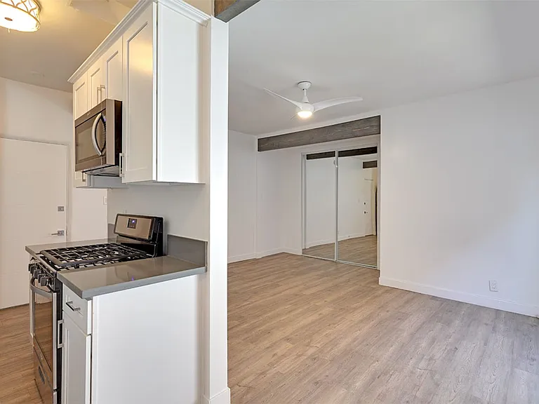 1439 N Curson Ave — Photo 33