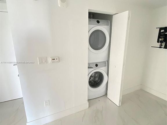 4th image of 16385 Biscayne Blvd #703