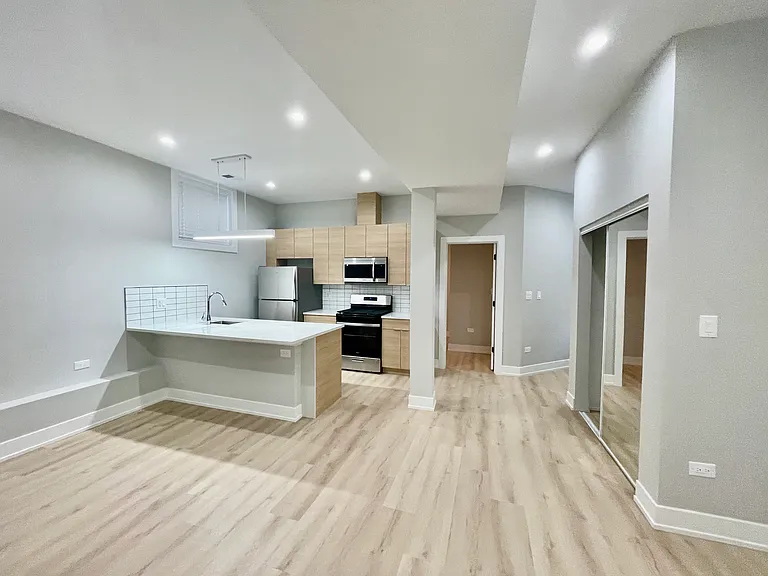 2127 S Marshall Blvd #B — Photo 5