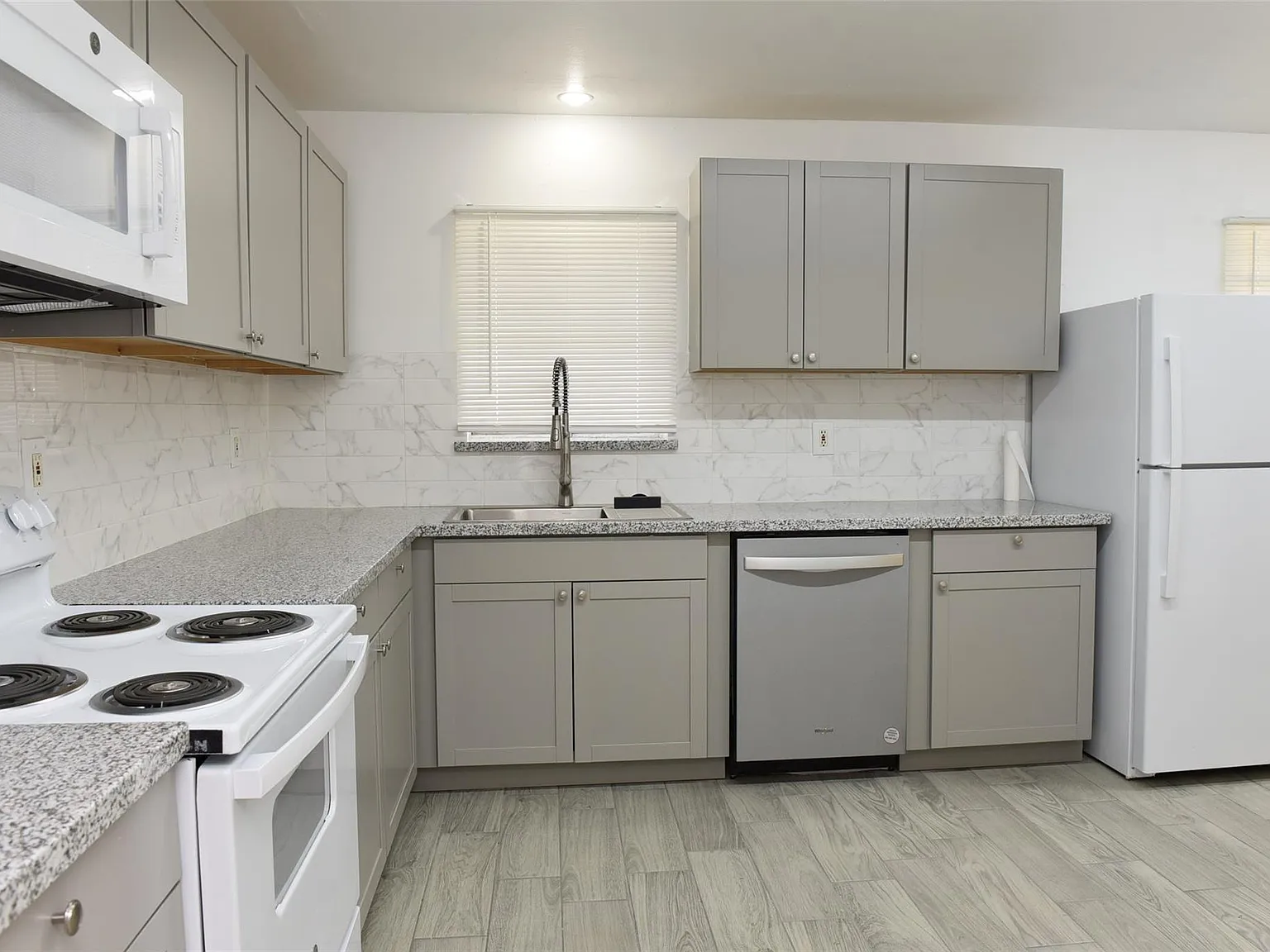 3 bed, 2.0 bath, 1762 sqft, $1,900 — Photo 2