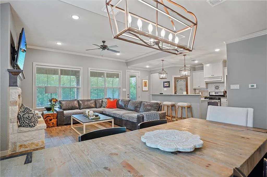 4 bed, 2406 sqft, $3,250 — Photo 3