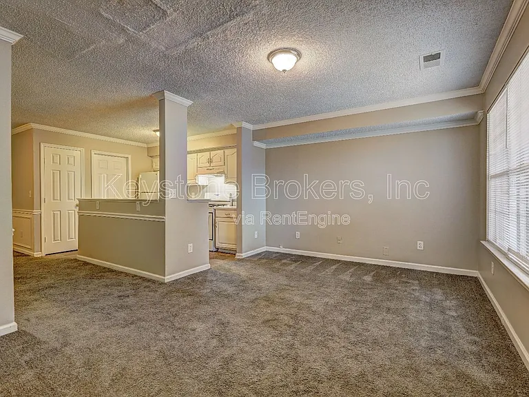 1370 N Hampton Dr — Photo 2
