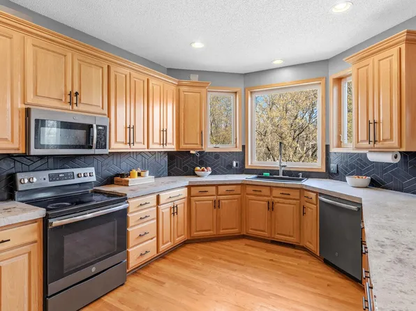 4695 138th St W, Apple Valley, MN 55124