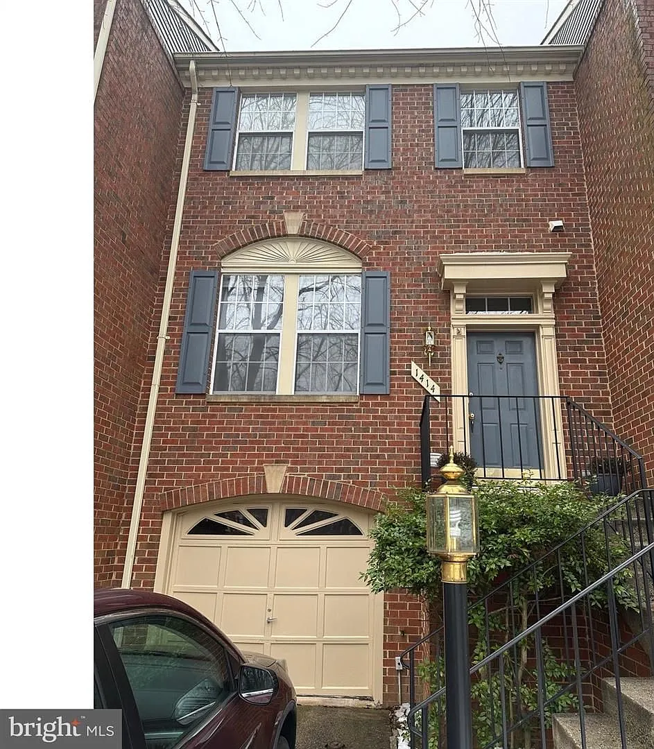 Welcome to this beautifully maintained Reston townhome offering comfort, style, and an unbeatable... — Photo 1