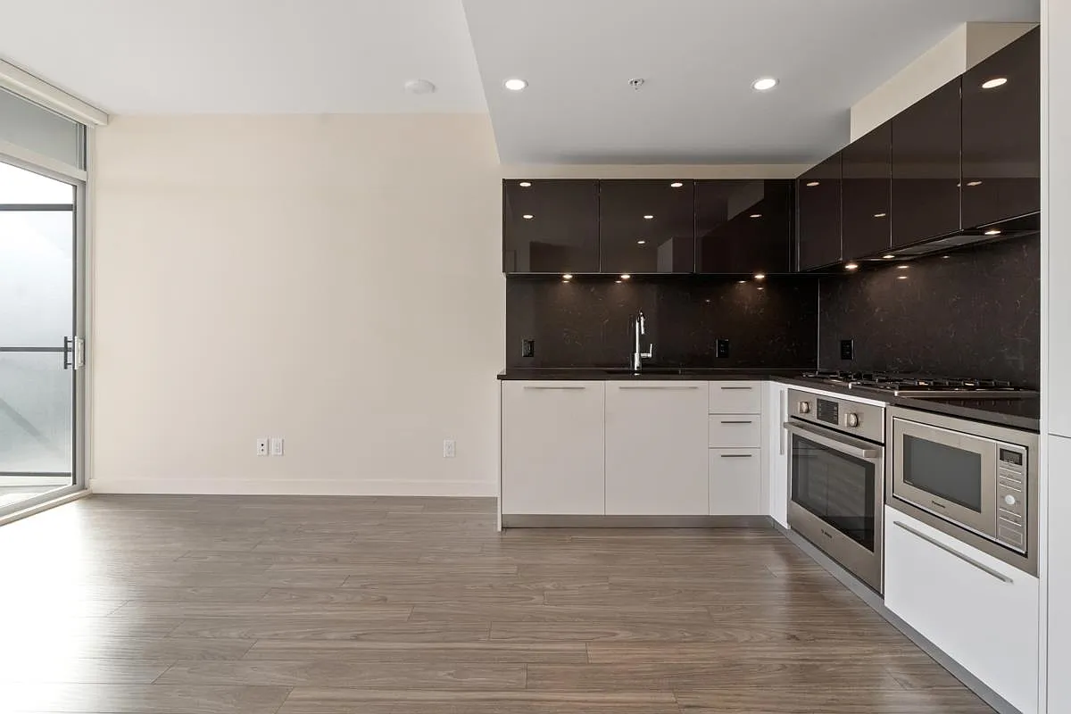 2 bed, 695 sqft, $2,745 — Photo 3