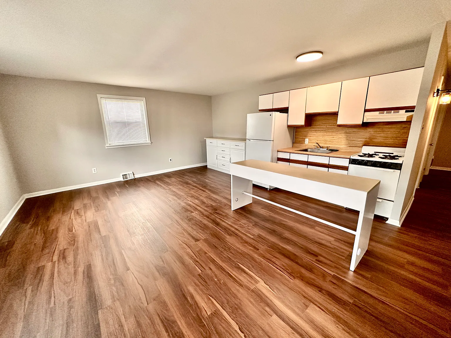 2 bed, 1200 sqft, $1,650 — Photo 3