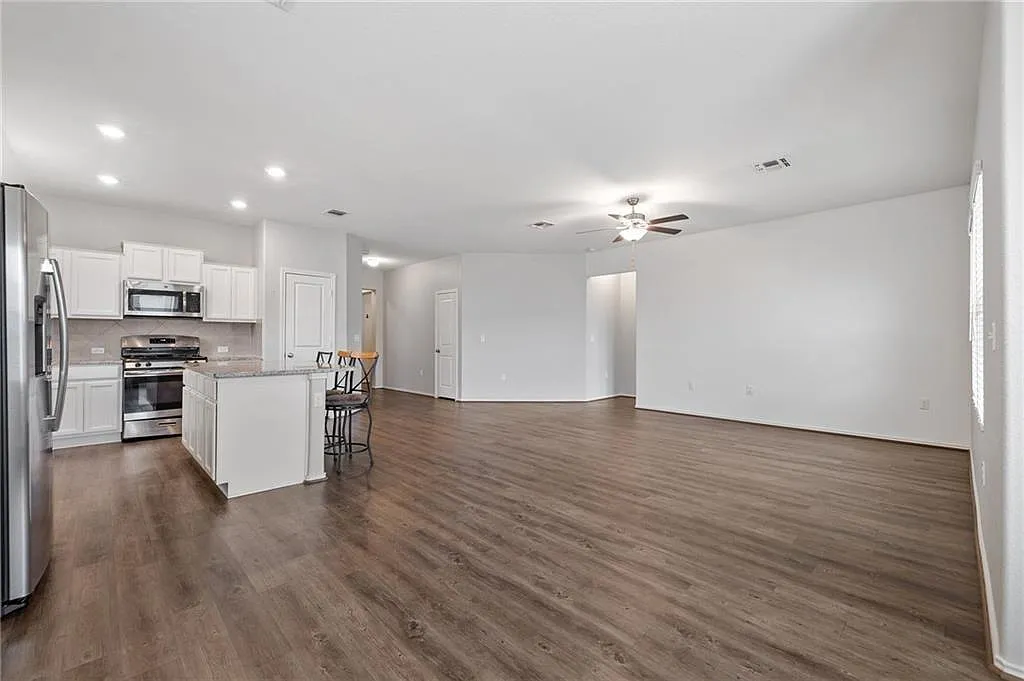 3 bed, 2.0 bath, 1790 sqft, $2,090 — Photo 3