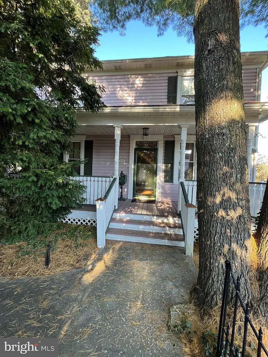 131 W College Ave photo 1